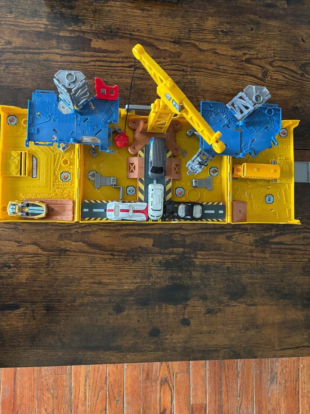 Matchbox Pop-Up Adventure Construction Playset with 6 Diecast Vehicles